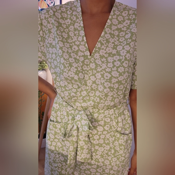 Short Sleeve Green and White Floral Mini Dress - Picture 5 of 9